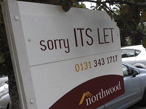A missing apostrophe; shortened from 'it is'.