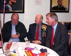 David (centre) iwth Geoff Hoon (right) discuss policy.